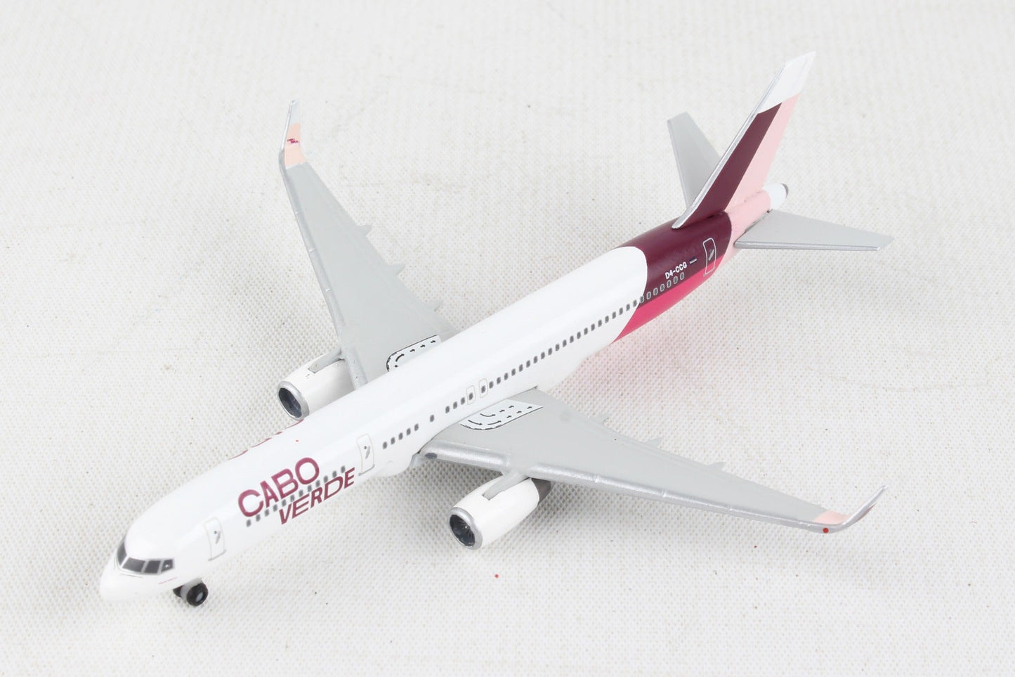 Herpa Wings HE534598 Cabo Verde 757-200 1/500 Island Of Satiago