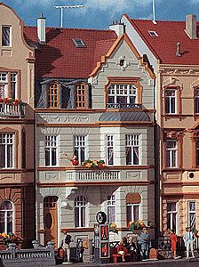 Kibri 39101 HO Scale Townhouse with Bay Window in Bonn -- 3-7/8 x 5-5/16 x 7-1/8"  10 x 13.5 x 18cm