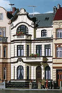 Kibri 39103 HO Scale Townhouse with Studio in Bonn -- 3-1/2 x 5-5/16 x 6-7/8"  9 x 13.5 x 17.5cm
