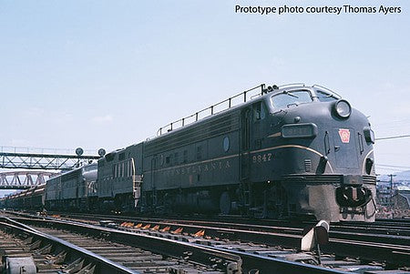 Walthers Proto 49516 HO Scale EMD FP7 - F7B Standard DC -- Pennsylvania Railroad 9846A, 9846B (Brunswick Green, single Dulux Gold strip