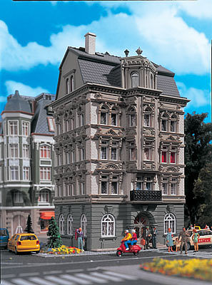 Vollmer 43815 HO Scale 4-Story House at the Park Castle Avenue #5 (Two-Tone Gray) -- 4-13/32 x 4-21/64 x 7-13/16"  11 x 10.8 x 19.5cm