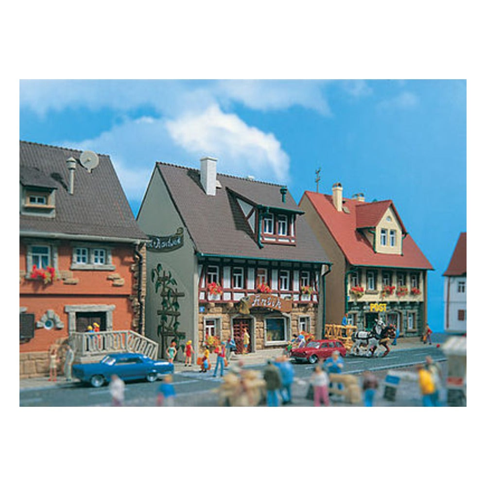 Vollmer 47632 N Scale Market Street Value Set -- Antiques Shop 3-3/16 x 2-5/8 x 4" (8 x 6.6 x 10.2cm)