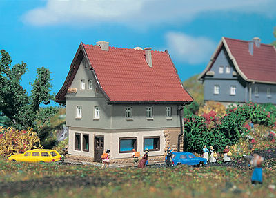 Vollmer 49554 Z Scale Family House -- 2 x 1-1/2 x 2-1/8"  5 x 3.8 x 5.3cm